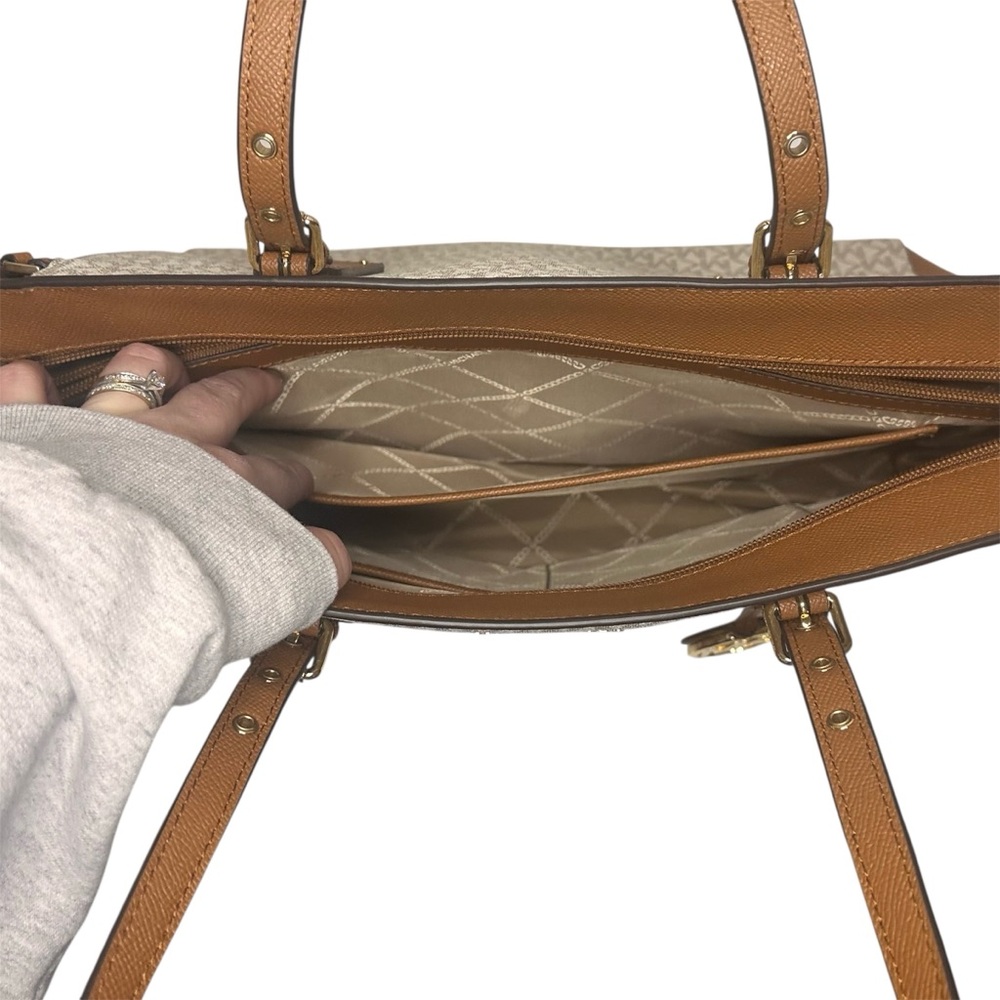 Michael Kors Voyager Medium Tote Bag in Vanilla & Acorn Tablet Pocket Zipper Top - Picture 8 of 10